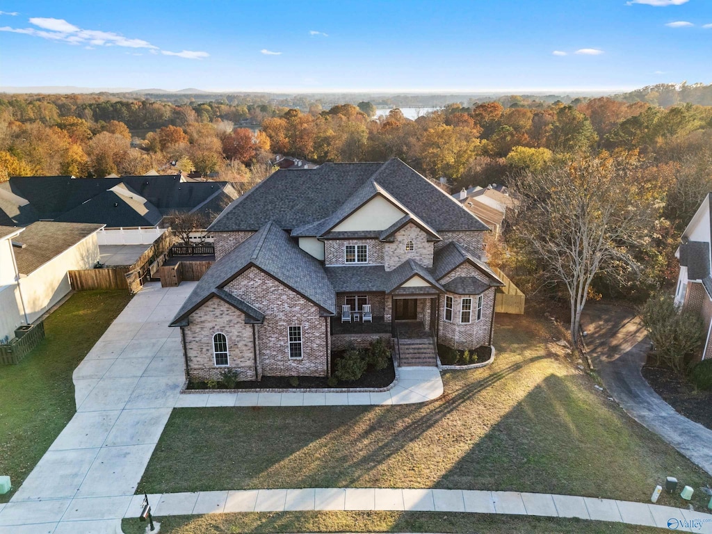 view of front of property with a front lawn