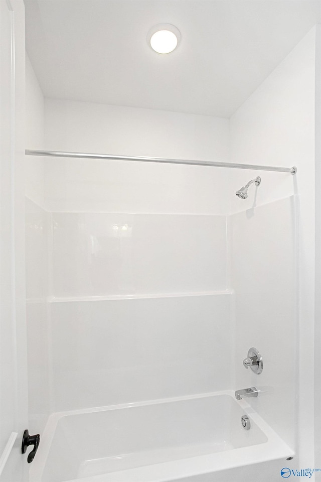 bathroom with shower / washtub combination