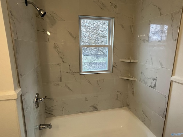 bathroom featuring tiled shower / bath