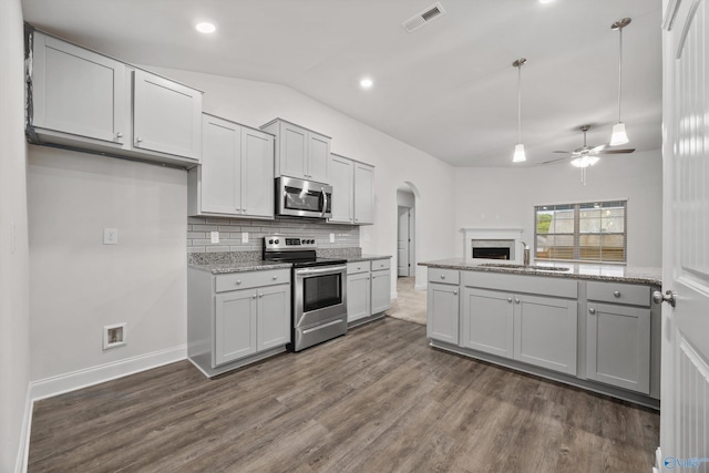 kitchen featuring dark wood-style flooring, ceiling fan, appliances with stainless steel finishes, a sink, and visible vents