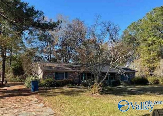 view of front of property featuring a front yard