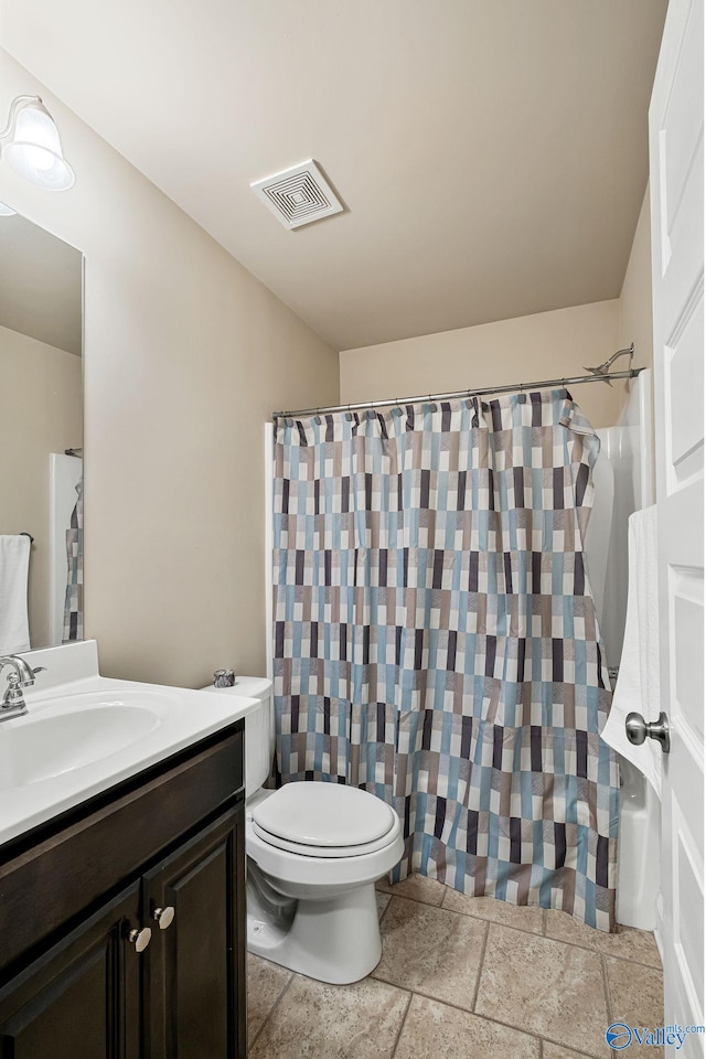 bathroom with a shower with curtain, vanity, and toilet