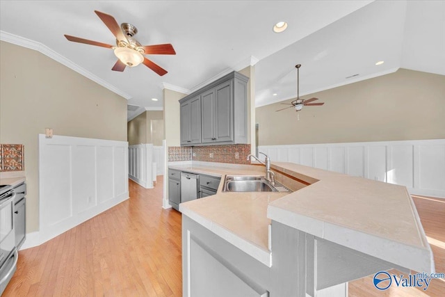 kitchen featuring gray cabinets, a sink, a ceiling fan, light wood-style flooring, and ornamental molding
