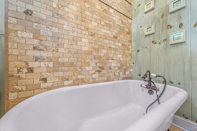 bathroom featuring a washtub