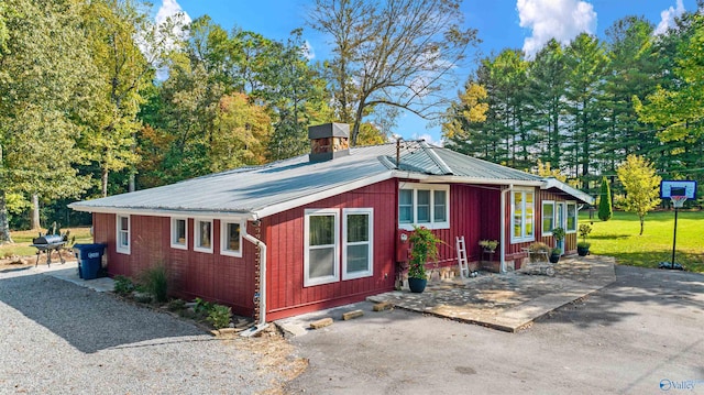 view of front of home featuring a front yard