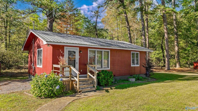 single story home with a front lawn