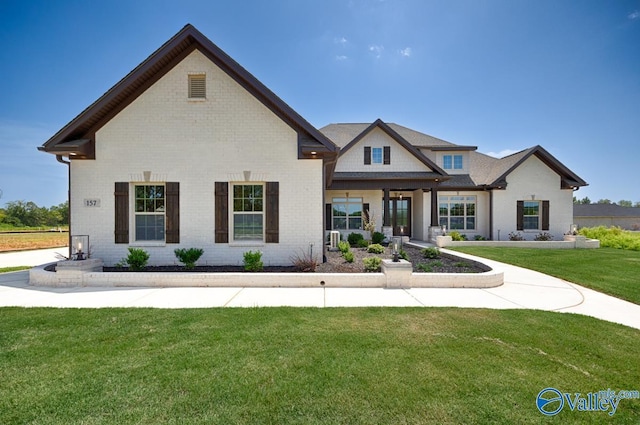 view of front of property featuring a front lawn