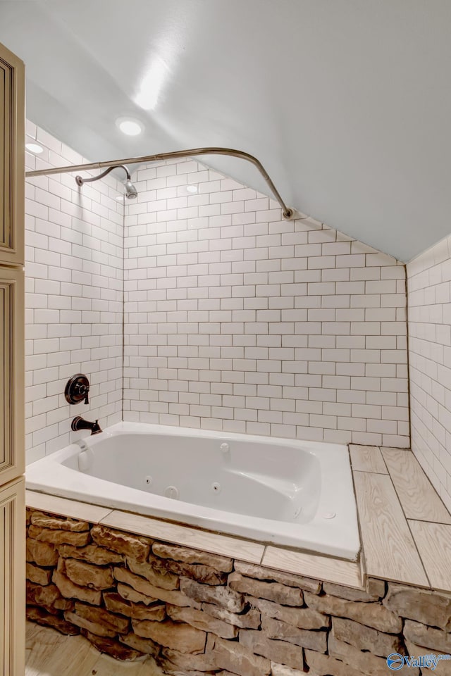 bathroom with tiled shower / bath combo