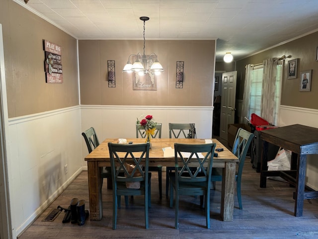 dining room with crown molding, a chandelier, and wood finished floors