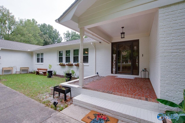 property entrance featuring a yard