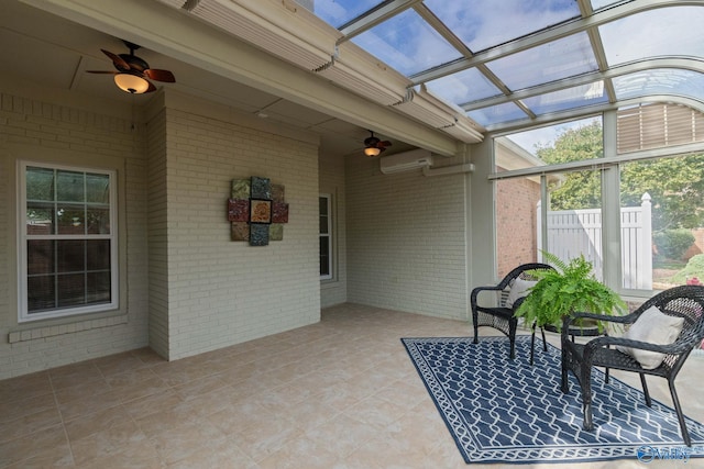 sunroom featuring a wall unit AC and ceiling fan