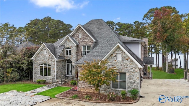 view of front of home featuring a front yard