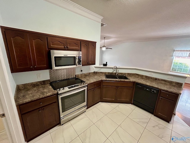 kitchen with ceiling fan, sink, kitchen peninsula, appliances with stainless steel finishes, and ornamental molding