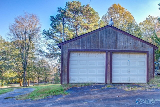 view of detached garage