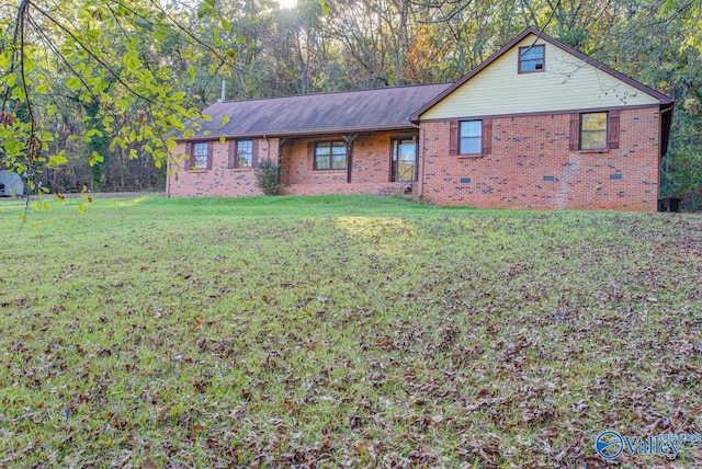 ranch-style home featuring a front lawn and brick siding