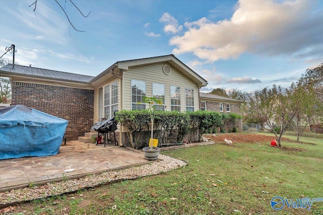 view of front facade with a patio area and a front yard