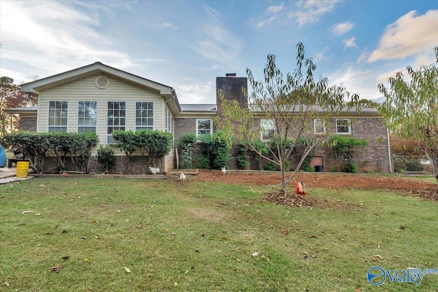 view of front of property featuring a front lawn