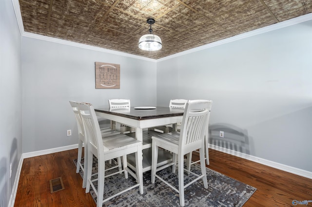 dining room featuring an ornate ceiling, visible vents, crown molding, and baseboards