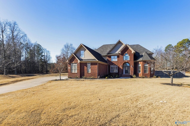 craftsman house featuring a front lawn