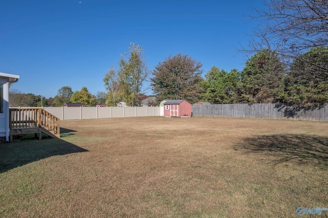 view of yard featuring a storage shed