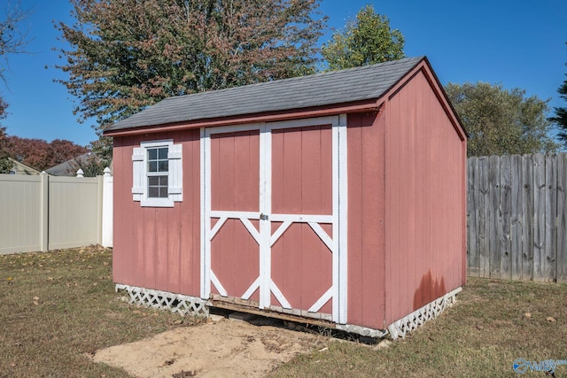 view of outdoor structure with a yard