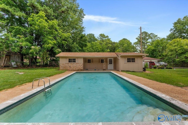 view of swimming pool featuring a lawn