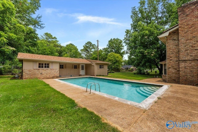 view of swimming pool featuring a lawn