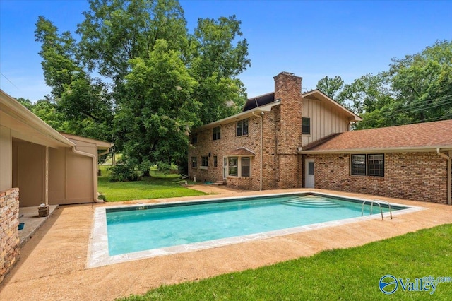 view of pool featuring a lawn