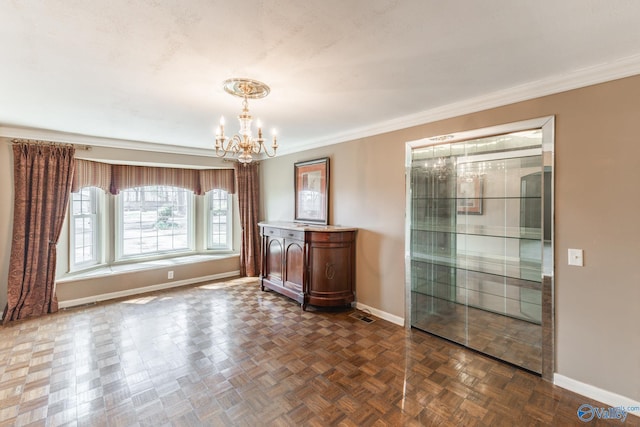 spare room with visible vents, baseboards, crown molding, and an inviting chandelier