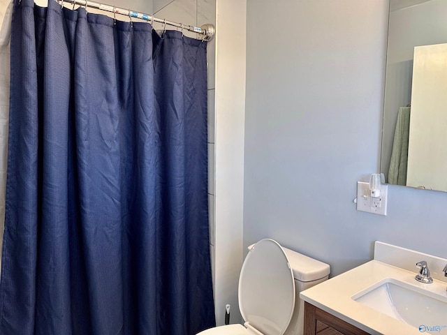 full bath featuring a shower with curtain, toilet, and vanity