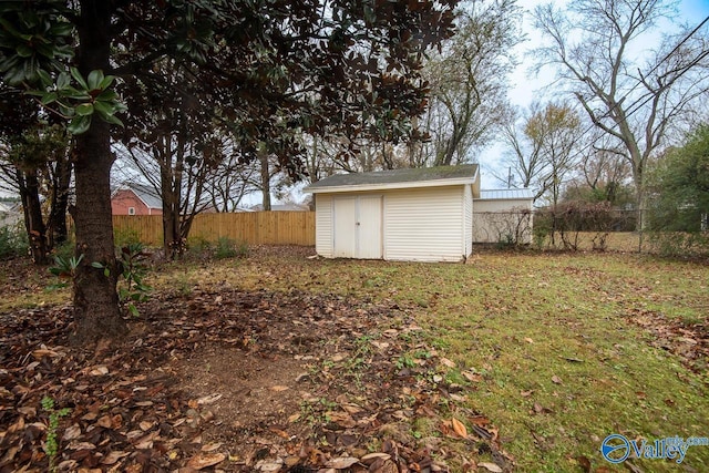 view of yard with a storage unit