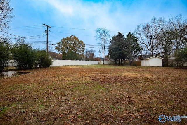 view of yard featuring a storage shed