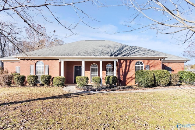 single story home featuring a front yard