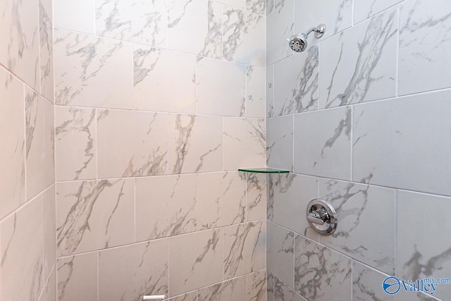 interior details with a tile shower