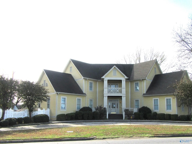 view of front of property featuring a balcony