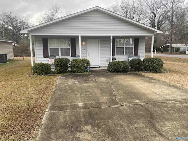 view of front of property featuring cooling unit, a porch, and a front yard