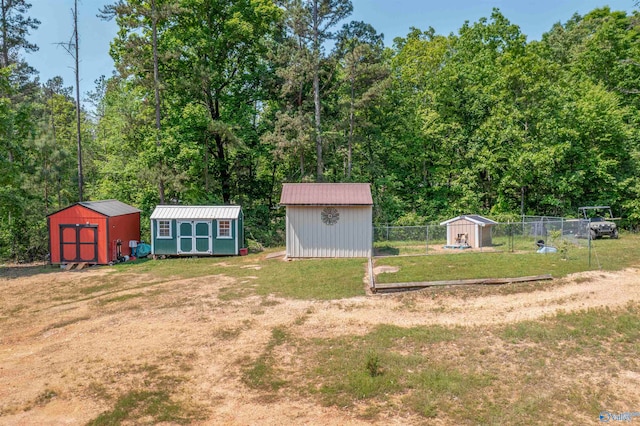 view of yard featuring a shed