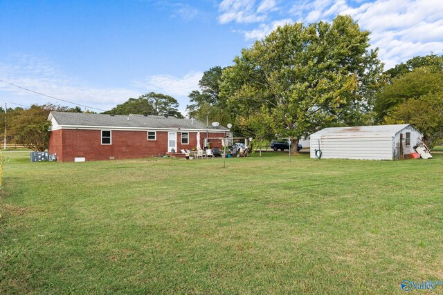 view of yard with a storage shed