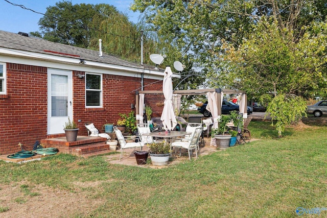 view of yard with a patio area and a pergola