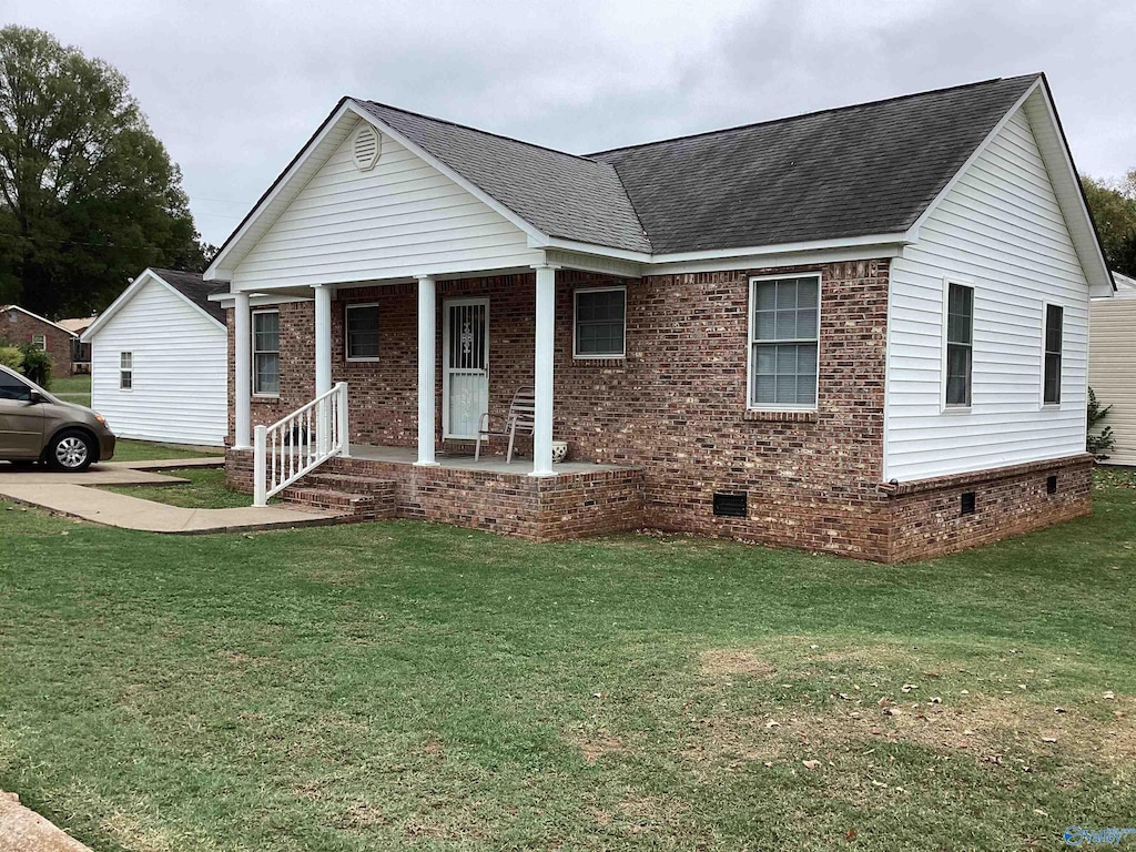 view of front of property featuring covered porch and a front yard