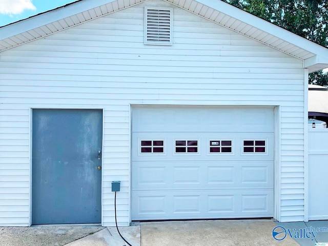 garage featuring washer / dryer