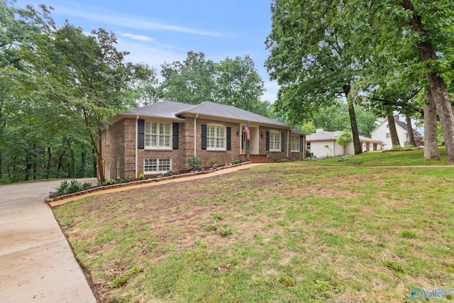 ranch-style house featuring a front lawn and brick siding