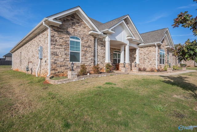 craftsman house featuring a front lawn