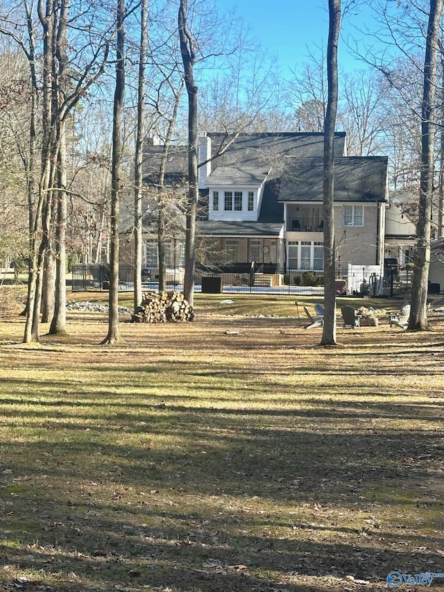 view of front facade with a front yard