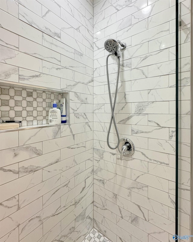 bathroom featuring a tile shower