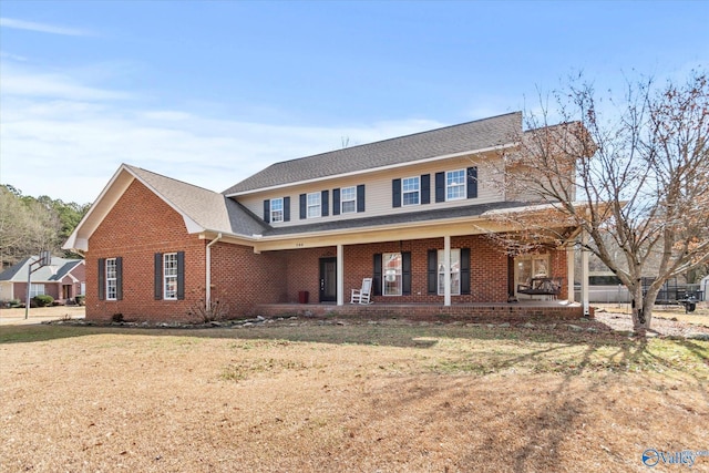 view of front facade featuring a front yard and covered porch