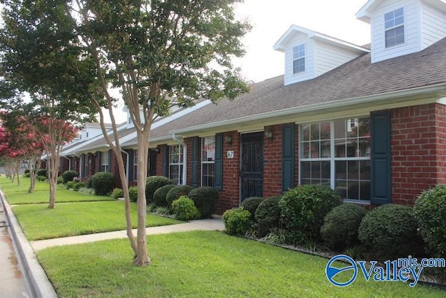 view of front of property with a front yard