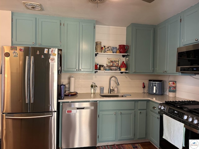 kitchen featuring visible vents, a sink, light countertops, appliances with stainless steel finishes, and tasteful backsplash