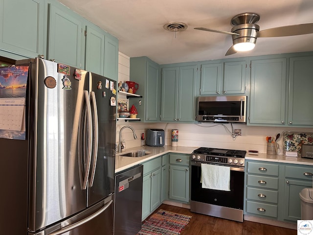 kitchen featuring visible vents, a sink, stainless steel appliances, light countertops, and ceiling fan