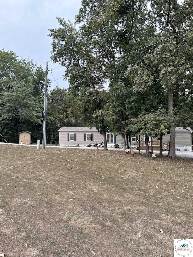 view of yard featuring an outdoor structure and a shed